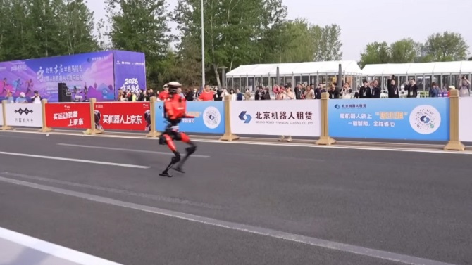 Robots humanoides recortan casi dos horas al tiempo del año pasado en la media maratón de Pekín