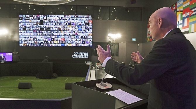 La FIFA estudia la posibilidad de autorizar un partido de las ligas en el extranjero