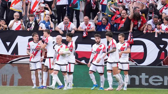 El Rayo fulmina al AEK en la ida de cuartos para soñar en la Conference League