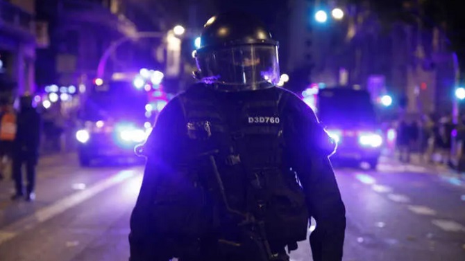Tres denunciados por lanzar objetos al bus del Atlético de Madrid antes del partido contra el FC Barcelona