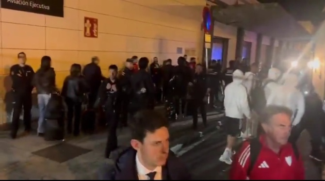 Un grupo de encapuchados insultan a la plantilla del Sevilla en su regreso tras caer en Oviedo