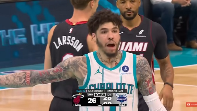 La NBA multa con 35.000 dólares a LaMelo Ball por tirar a un adversario desde el suelo