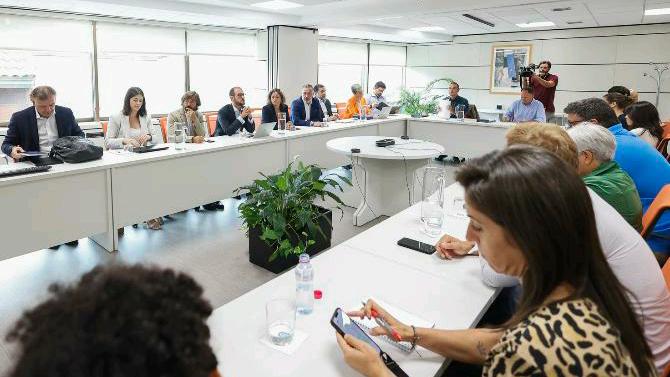 Los sindicatos, salvo AFE, rechazan repetir elecciones sindicales y piden negociar el convenio femenino