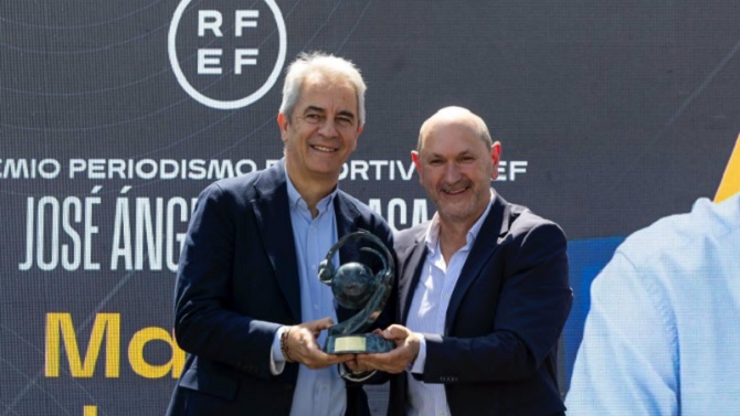 Manolo Lama recibe en La Cartuja el primer premio 'José Ángel de la Casa'