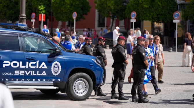 Identifican en la A-4 a 91 ultras con objetos peligrosos antes de la final de la Copa del Rey