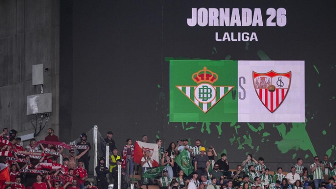 30.000 euros de multa para el Betis por pancartas prohibidas y botes de humo en el derbi