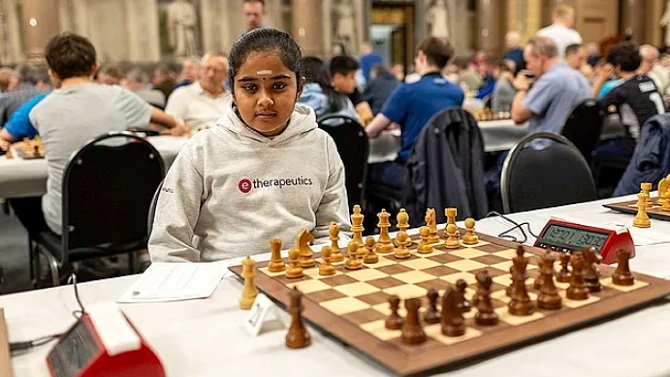 Una niña de once años lidera el ránking femenino de ajedrez en el Reino Unido
