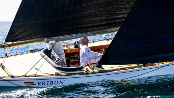 El 'Bribon', del Rey Juan Carlos, se impone en el Trofeo Xacobeo y afianza su liderato