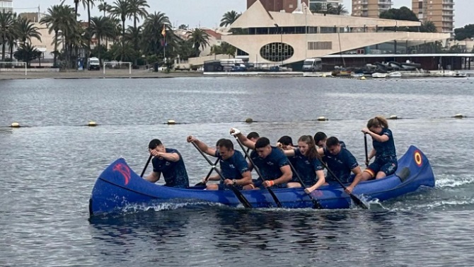 La princesa Leonor participa en una regata universitaria de piragüismo en el Mar Menor