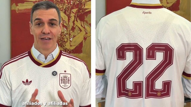 Pedro Sánchez posa con la camiseta de la selección para anunciar los 22 millones de empleos
