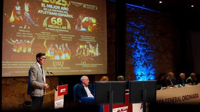La Federación Española de Atletismo aprueba sus cuentas y presenta su nuevo logotipo