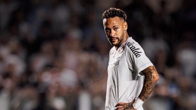 Neymar protagoniza otro altercado con un sector de la afición ante un equipo paraguayo