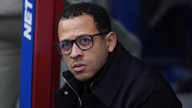 El Chelsea se carga a su técnico Liam Rosenior tras tres meses y medio