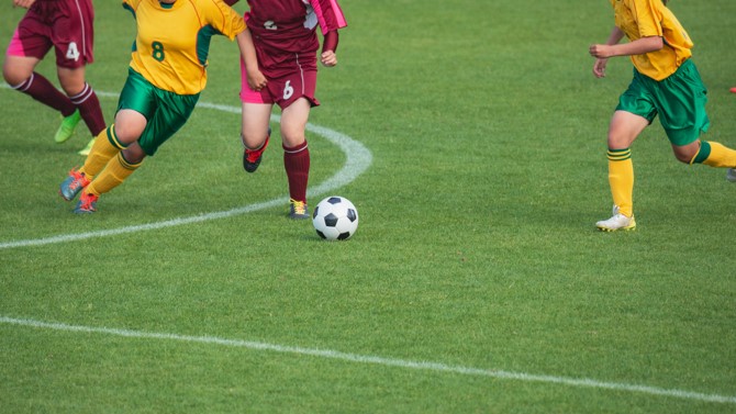 Un partido de benjamines en China deriva en una cadena de goles en propia puerta