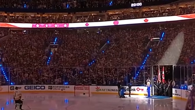 Aficionados de EEUU cantan el himno de Canadá en un momento de tensiones políticas