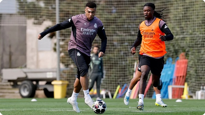 Mbappé regresa con un apósito en la ceja por la herida que le dejó el penalti no pitado