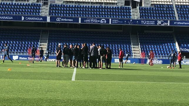 Momento en el que aficionados y profesionales del CD Tenerife dialogan sobre el c&eacute;sped&nbsp;CEDIDA