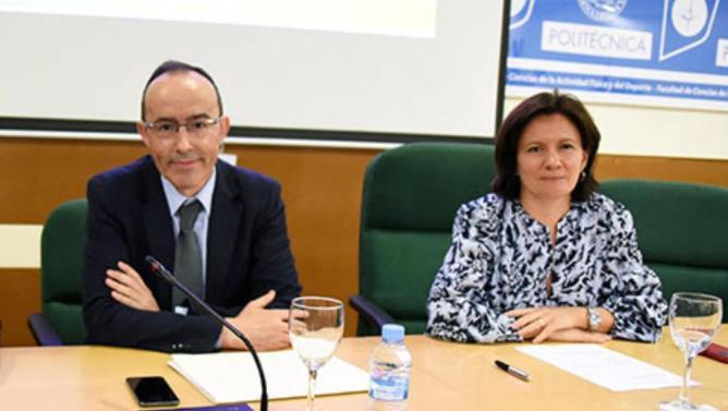 Juancho Landaberea, el instructor, junto a Carmen Pérez, en una imagen de archivo