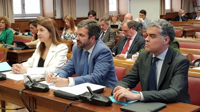 A la derecha, el portavoz de Deporte del PP en el Senado, Vicente Azpitarte