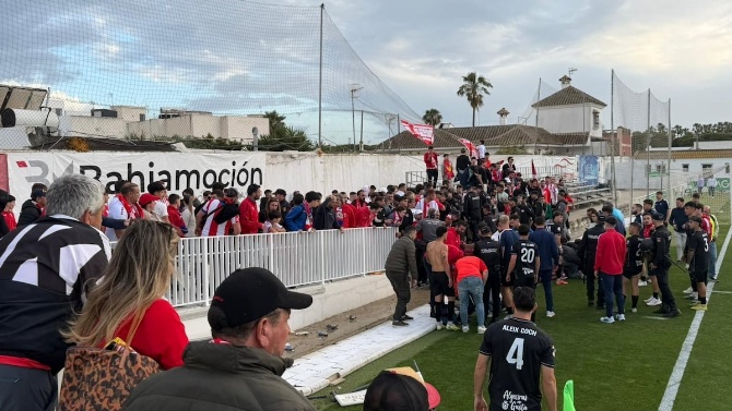 Varios aficionados del Algeciras heridos tras desplomarse un muro en el campo del Sanluqueño