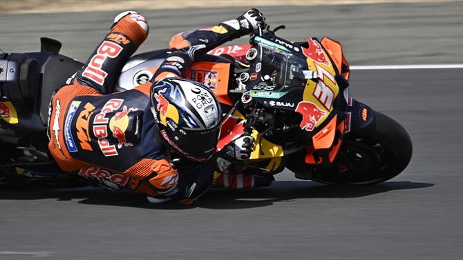 Acosta manda en un viernes gris y accidentado para Martín en Montmeló