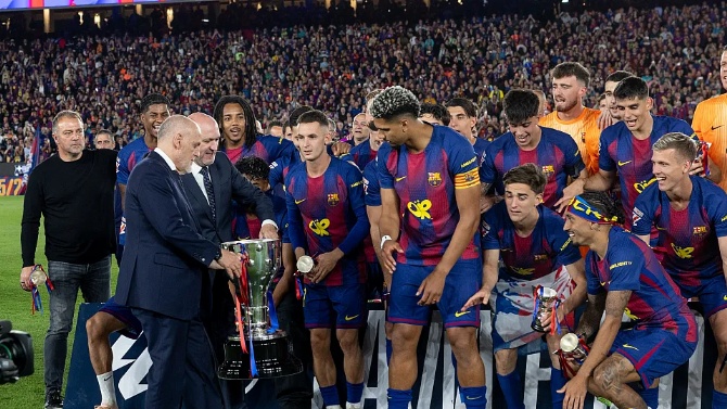 Rafael Louzán y Javier Tebas entregan al Barça el trofeo de LaLiga tras proclamarse campeón