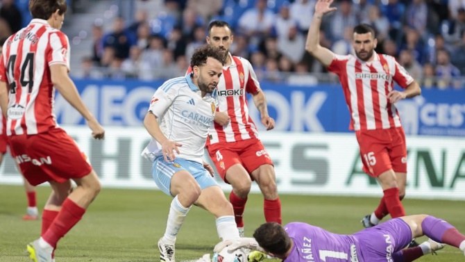 El Real Zaragoza, con pie y medio en Primera RFEF tras perder ante el Sporting de Gijón