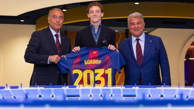 El delantero inglés Anthony Gordon firma como nuevo jugador del FC Barcelona