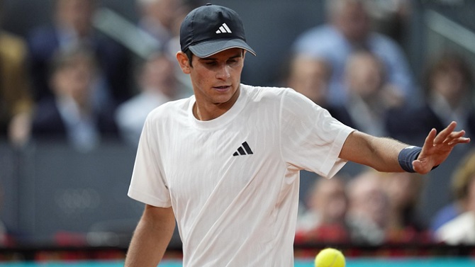 El español Rafa Jódar sabe sufrir en París y se mete en tercera ronda