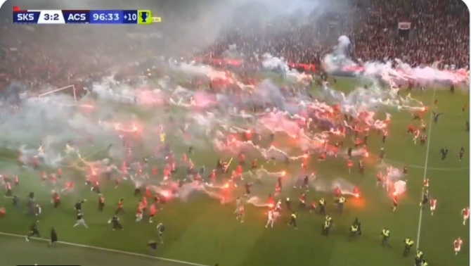 Ultras del Slavia causan suspensión del derbi de Praga cuando su equipo iba a ser campeón