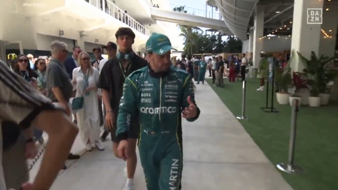 Alonso se mira las manos tras quejarse por radio de las vibraciones del AMR26 en Libres 1