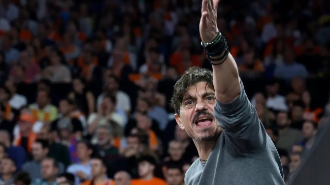 El presidente del Panathinaikos la lía en el Roig Arena y obliga a intervenir a la Policía
