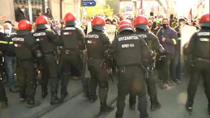 Dos detenidos y tres ertzainas heridos en los altercados previos al partido Alavés - Rayo Vallecano