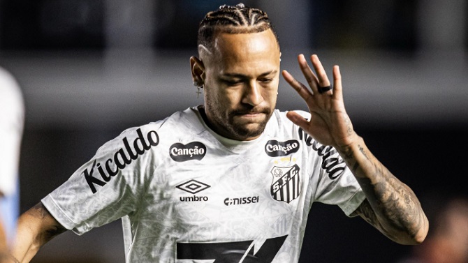 El Santos defiende a su cuerpo médico tras la lesión de Neymar, más grave de lo esperado
