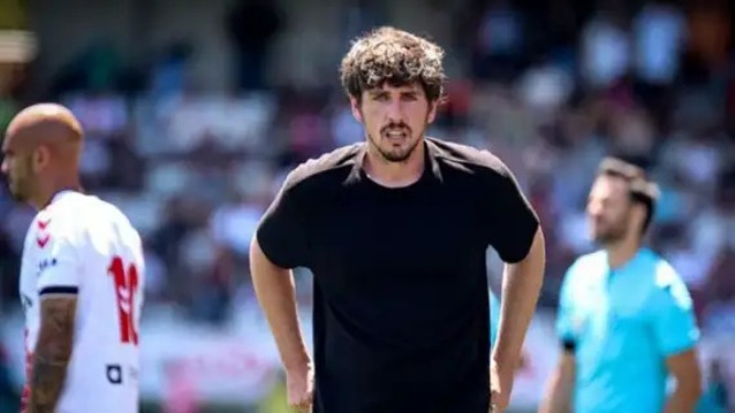 El TAD anula la sanción de 8 partidos a Javi Poves por sus declaraciones contra el arbitraje