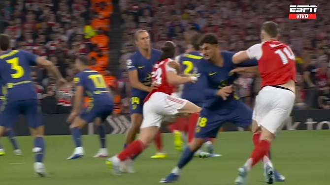 El Atlético mostró su malestar a la UEFA por el arbitraje ante el Arsenal