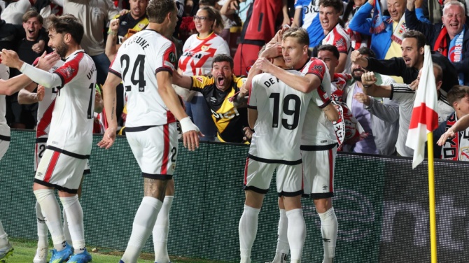El Rayo Vallecano vence al Estrasburgo y se clasifica para la final de la Conference League