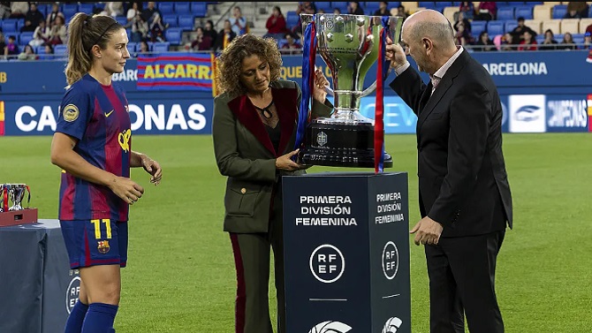 Rafael Louzán y Beatriz Álvarez entregan al FC Barcelona el trofeo de campeonas de la Liga F Moeve