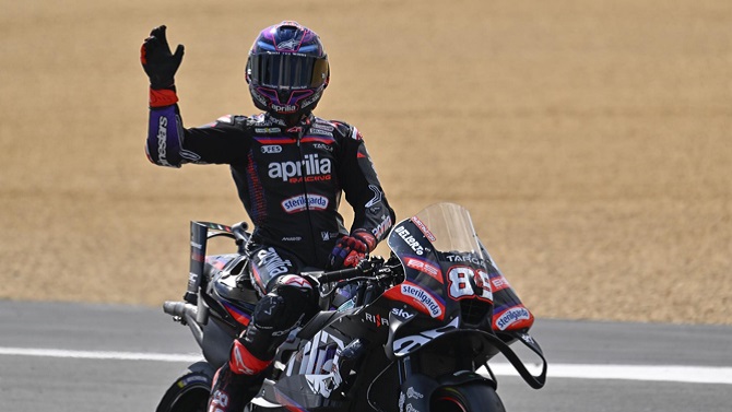 Jorge Martín firma un épico triunfo al esprint y Marc Márquez se va al suelo