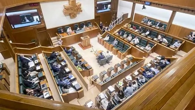 El Parlamento Vasco rechaza pedir al Ejecutivo que impulse un partido de la 'Roja' en Euskadi