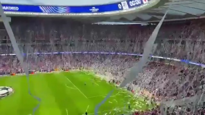 Antiviolencia 'multa' al Atlético y al Sevilla por el lanzamiento masivo de rollos de papel