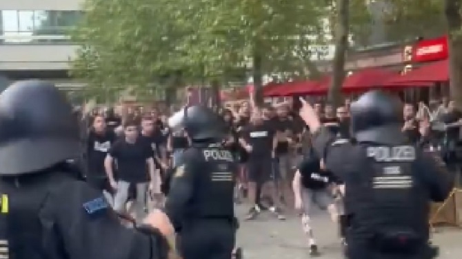Dos detenidos tras un enfrentamiento entre aficionados rayistas e ingleses en Leipzig