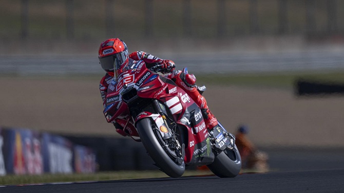 Marc Márquez deberá operarse por una fractura en el pie derecho y no estará en Barcelona