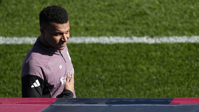 Kylian Mbappé completa parte del entrenamiento con el grupo a tres días del Clásico en Barcelona