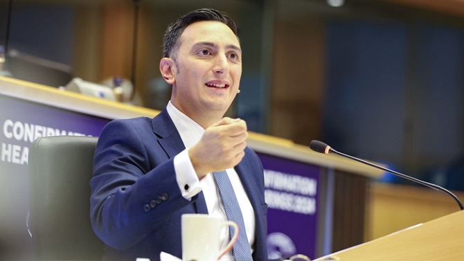 El comisario del deporte de la UE, Glenn Micallef, apoya la participación de Irán en el Mundial