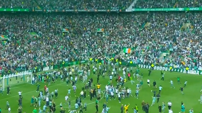 El Celtic gana la liga escocesa en un partido que termina con invasión de campo y agresiones