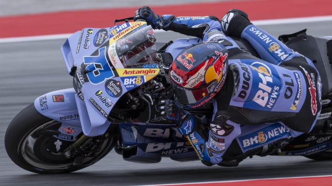 Alex Márquez se impone al 'poleman' Acosta en la esprint de casa