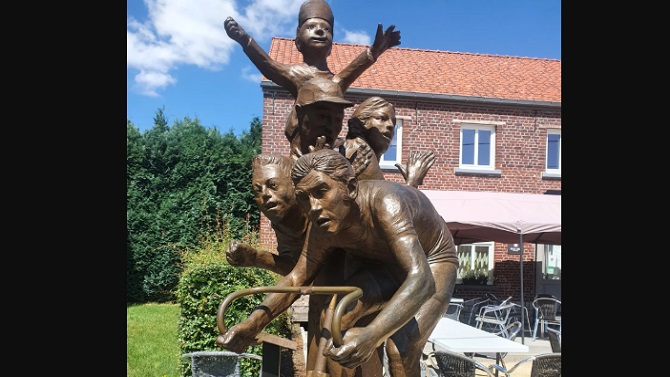 Destrozan la estatua colocada en honor del exciclista belga Eddy Merckx en Bruselas