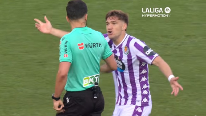 Seis partidos de sanción al uruguayo Lucas Sanseviero, del Valladolid, por insultar al árbitro