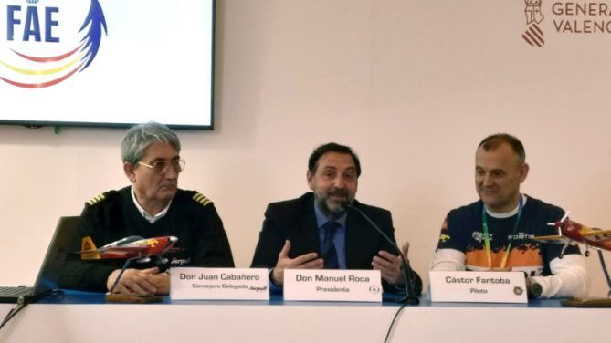 En el centro, Manuel Roca Via&ntilde;a, presidente de la Espa&ntilde;ola